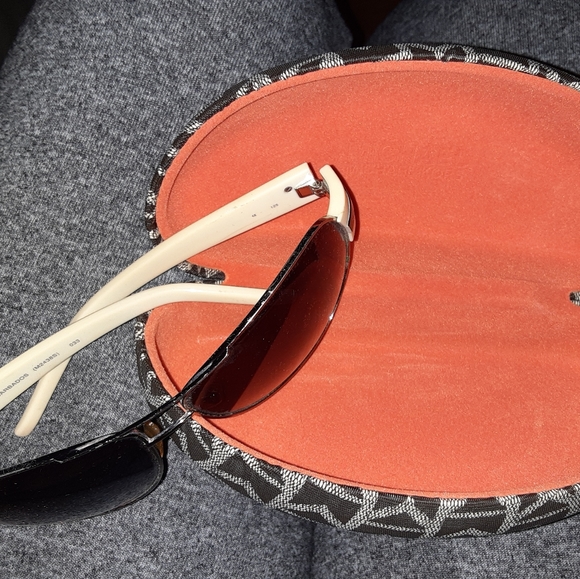 LADIES SUNGLASSES BY MICHEAL KORS - Picture 4 of 6